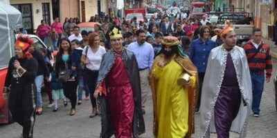 Festejan Reyes Magos A Ninos De Ixhuatlan