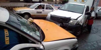 Choca Taxi Contra Camioneta Dos Heridos