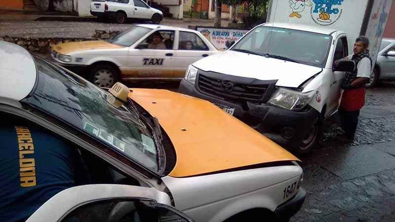 Choca Taxi Contra Camioneta Dos Heridos