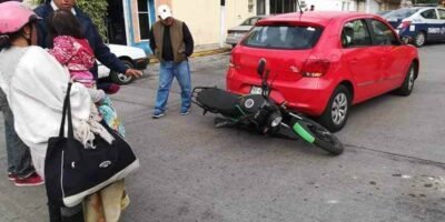 Pareja Y Bebe Golpeados Al Chocar Contra Auto