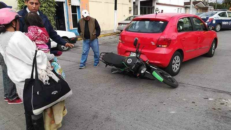 Pareja Y Bebe Golpeados Al Chocar Contra Auto