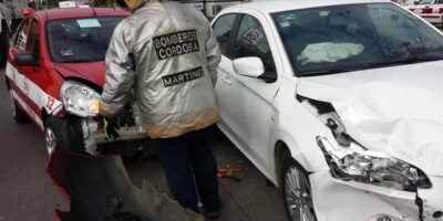 Taxi Se Impacta Contra Peugeot En San Nicolas