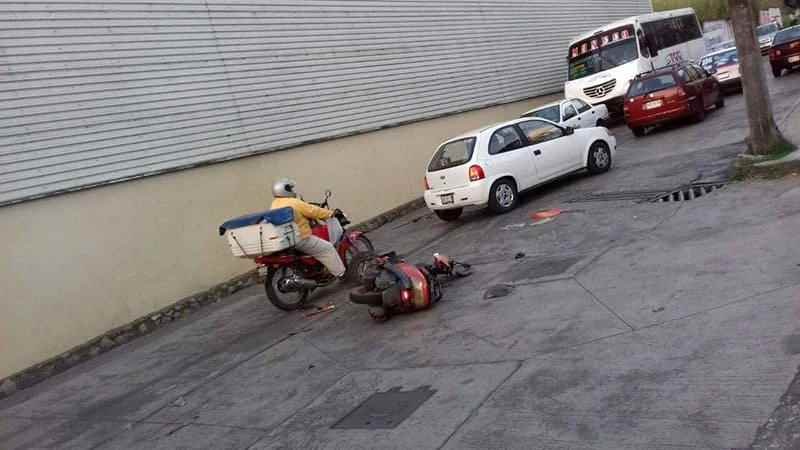 Chocan Motocicleta Y Seat Atras De Cinepolis 4