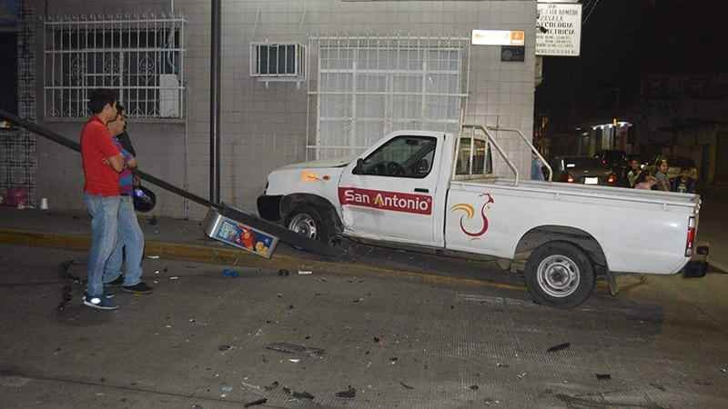 Choque En Avenida 2 Solo Deja Danos Materiales 3