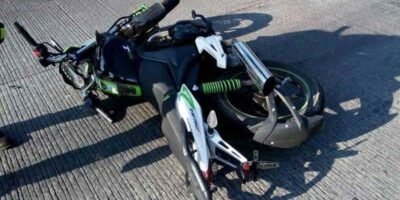 Cobrador En Motocicleta Choca Contra Auto
