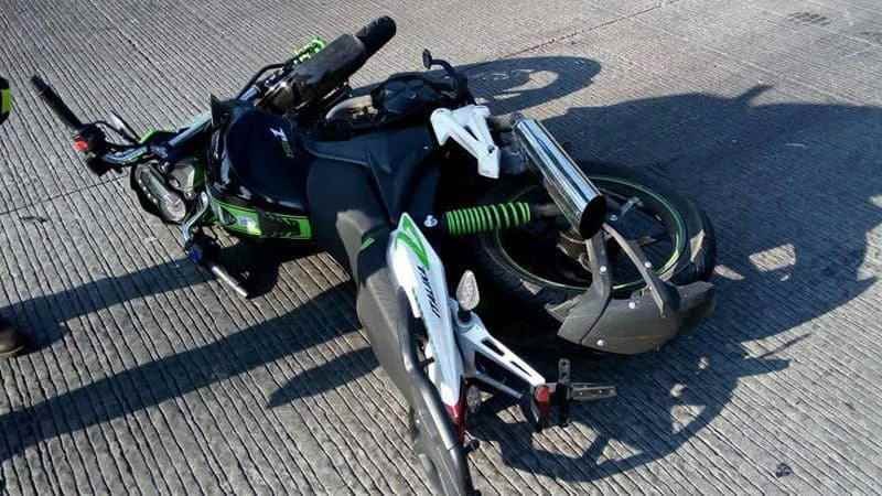 Cobrador En Motocicleta Choca Contra Auto