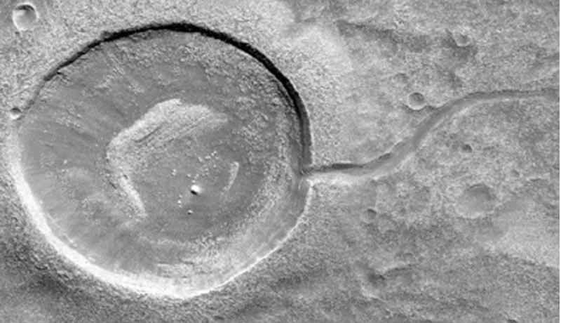 Nasa Difunde Fotografia De Crater Con Forma De Renacuajo En Marte