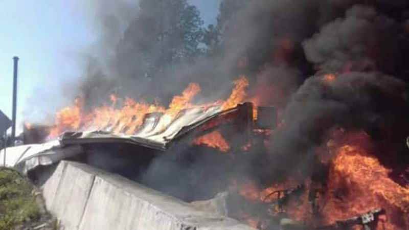 Arde Trailer Tras Volcar En La Cumbre 4