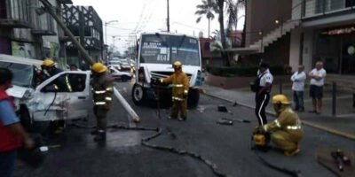 Dos Heridos Al Chocar Autobus Contra Camioneta