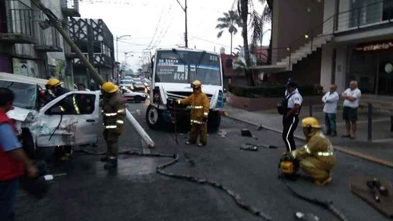 Dos Heridos Al Chocar Autobus Contra Camioneta