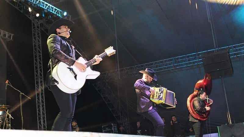 Espectacular baile en Ixhuatlán con Calibre 50