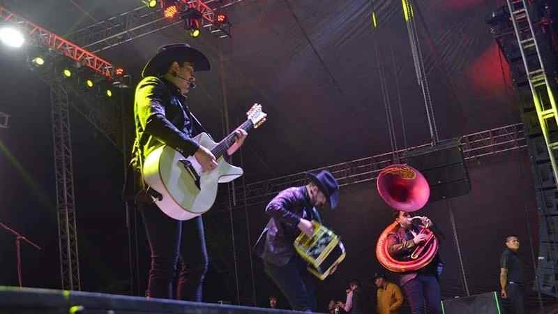 Espectacular baile en Ixhuatlán con Calibre 50