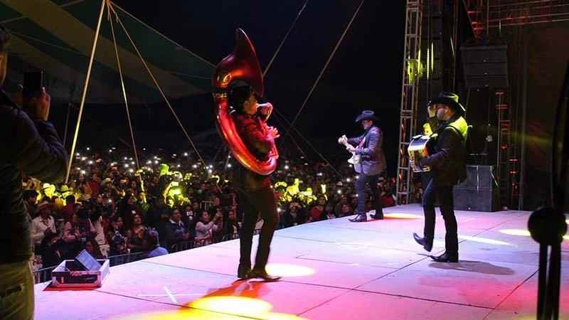 Espectacular baile en Ixhuatlán con Calibre 50