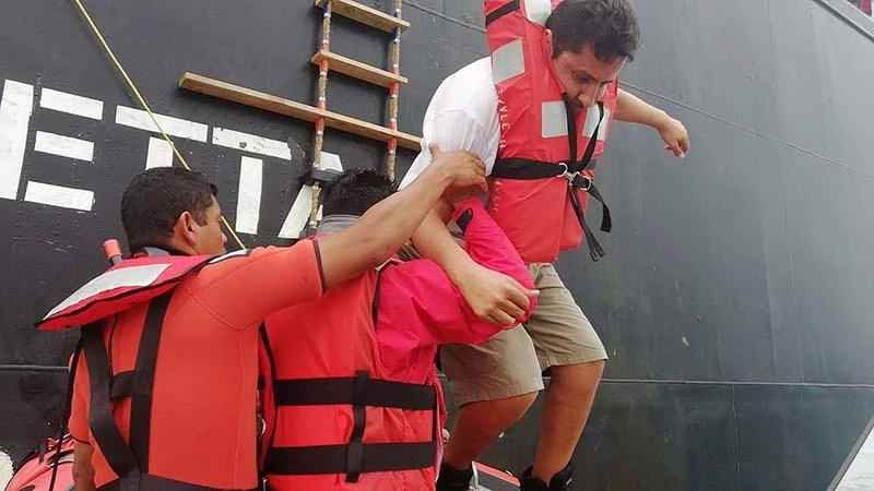 Rescatan A 8 Marinos De Barco Hundido En Cazones 5