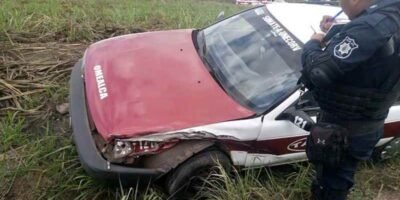 Taxi A Punto De Volcar En Carretera A Tezonapa