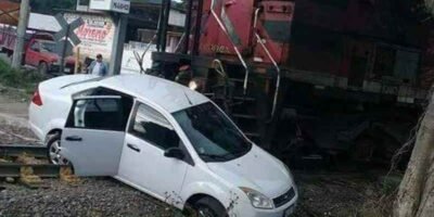 Tren Arrastra Vehiculo En Acatlan Salvan Tripulantes 3