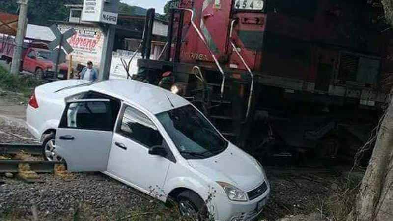 Tren Arrastra Vehiculo En Acatlan Salvan Tripulantes 3