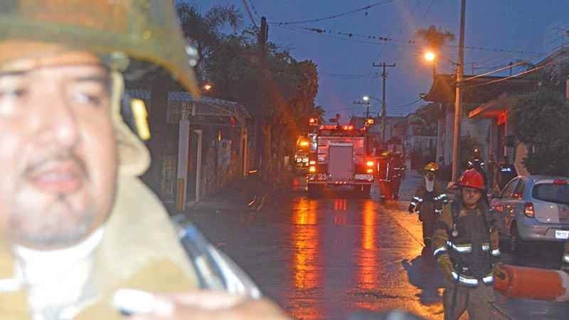 Explota tanque de gas en negocio de comida frente a escuela