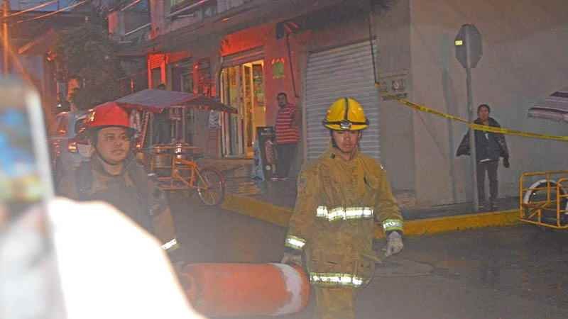 Explota tanque de gas en negocio de comida frente a escuela