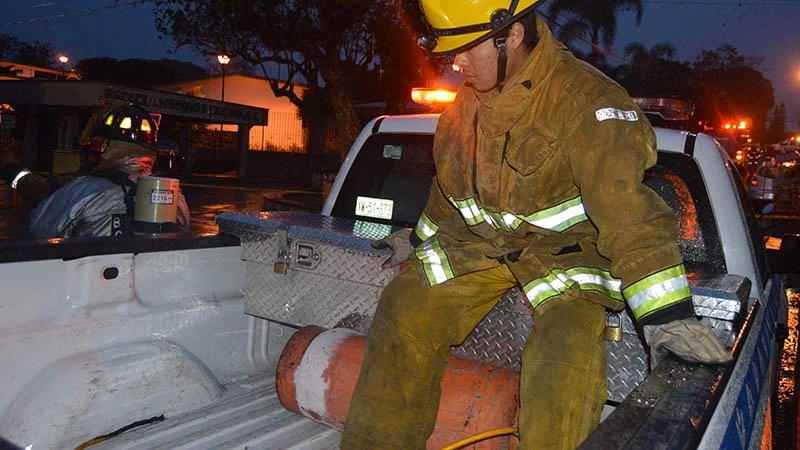 Explota tanque de gas en negocio de comida frente a escuela
