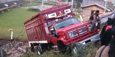 Camion Si Frenos Cae De Puente En Mendoza