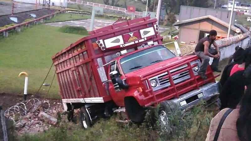 Camion Si Frenos Cae De Puente En Mendoza