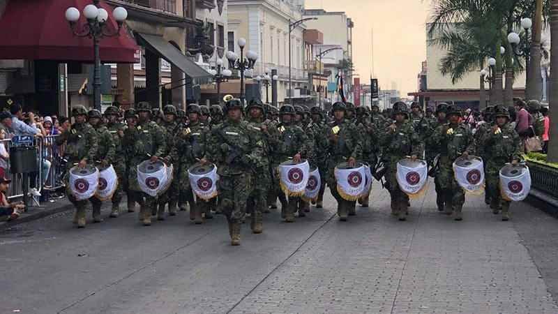 Más de diez mil estudiantes participaron en desfile