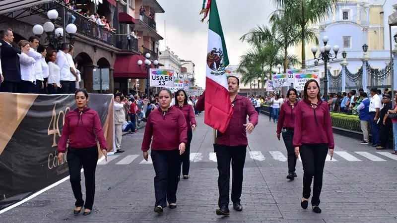 Más de diez mil estudiantes participaron en desfile
