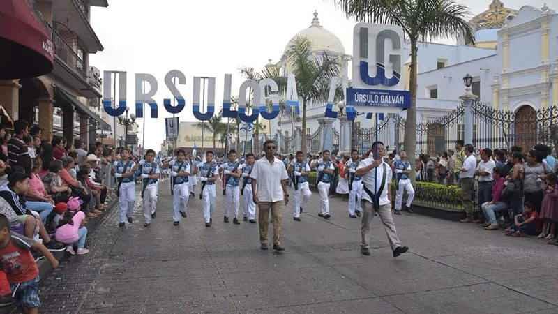 Más de diez mil estudiantes participaron en desfile