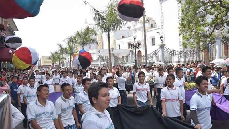 Más de diez mil estudiantes participaron en desfile
