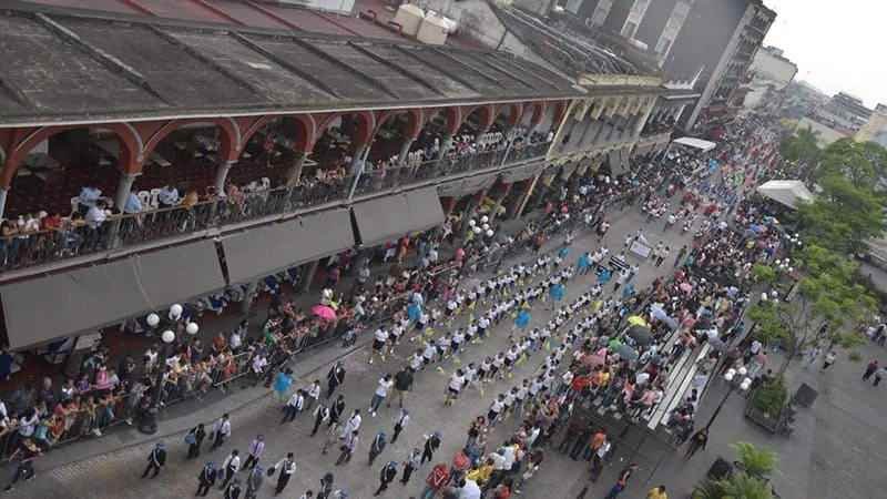 Más de diez mil estudiantes participaron en desfile
