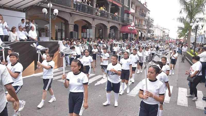 Más de diez mil estudiantes participaron en desfile