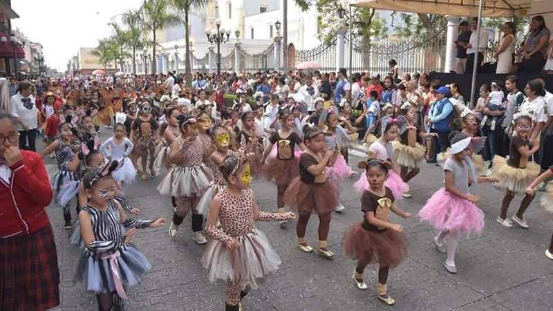 Más de diez mil estudiantes participaron en desfile