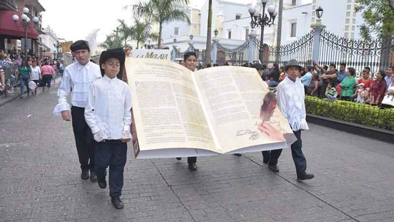 Más de diez mil estudiantes participaron en desfile