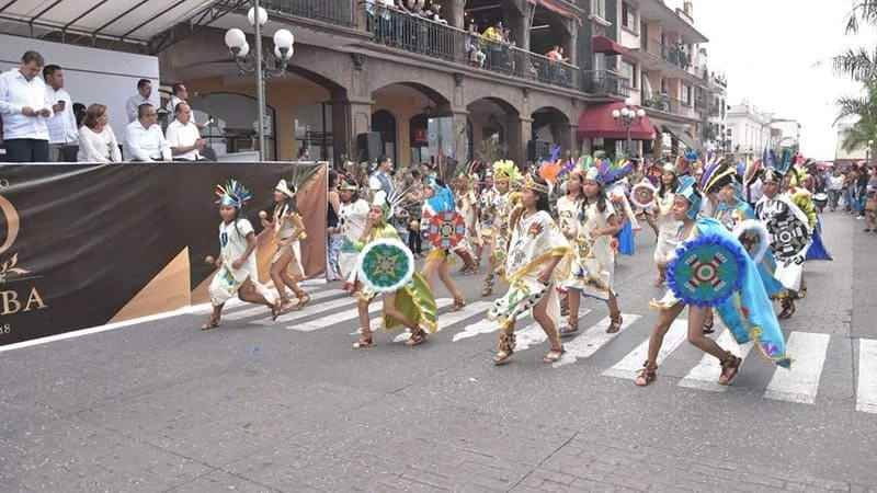 Más de diez mil estudiantes participaron en desfile