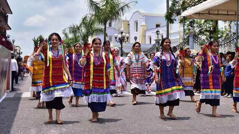 Más de diez mil estudiantes participaron en desfile