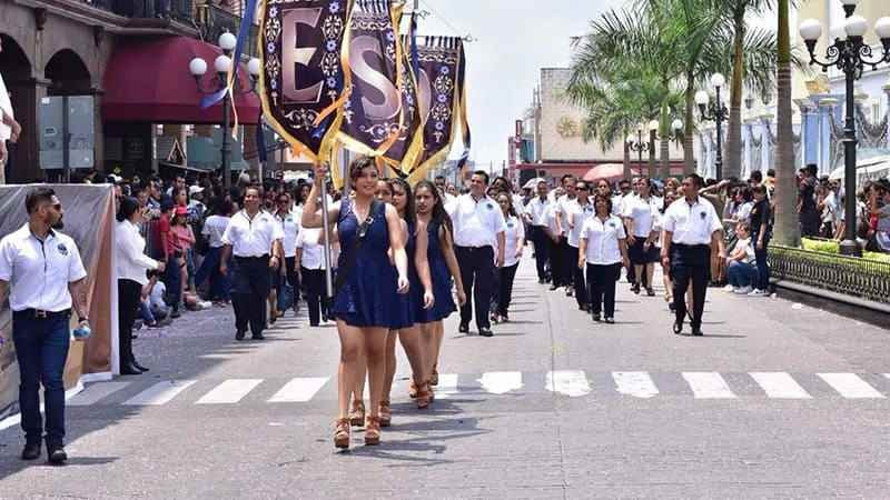 Más de diez mil estudiantes participaron en desfile