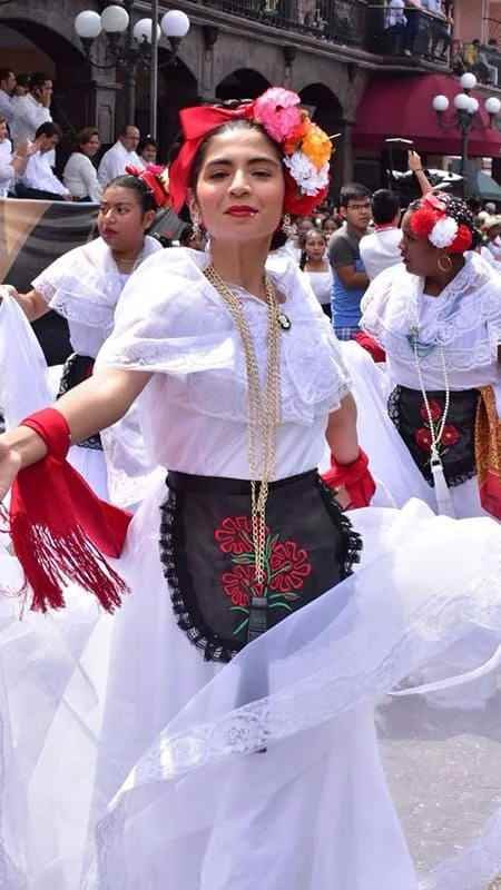 Más de diez mil estudiantes participaron en desfile