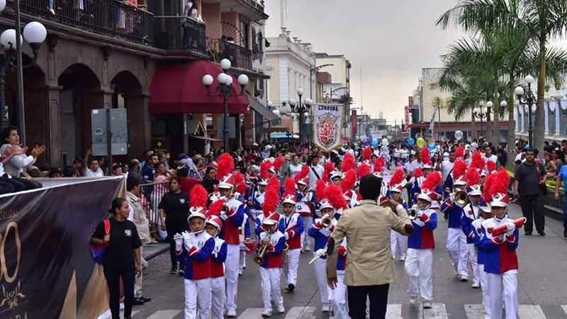 Más de diez mil estudiantes participaron en desfile