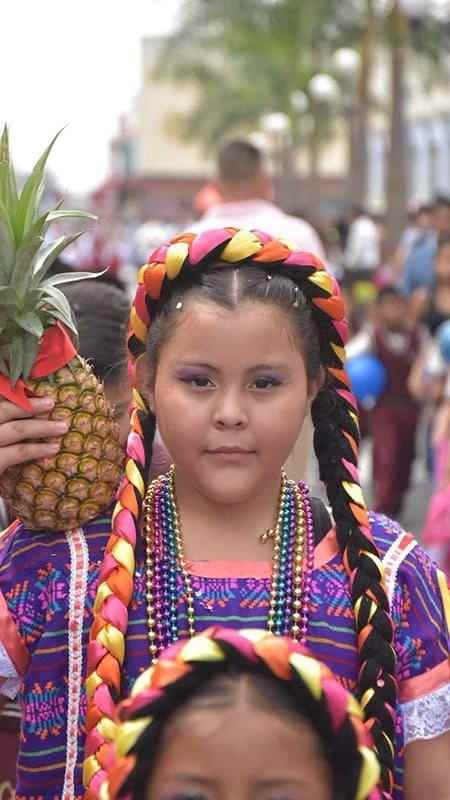 Más de diez mil estudiantes participaron en desfile