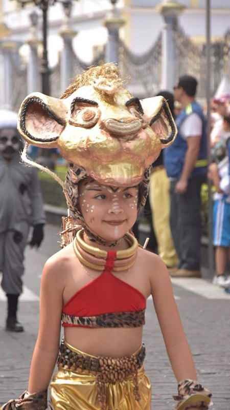 Más de diez mil estudiantes participaron en desfile