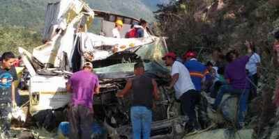 carguero cae a barranco tras rapina lo dejan sin motor 2 heridos