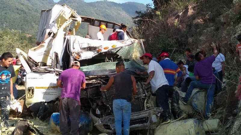 carguero cae a barranco tras rapina lo dejan sin motor 2 heridos
