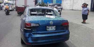 trailer embiste auto en bulevar a penuela