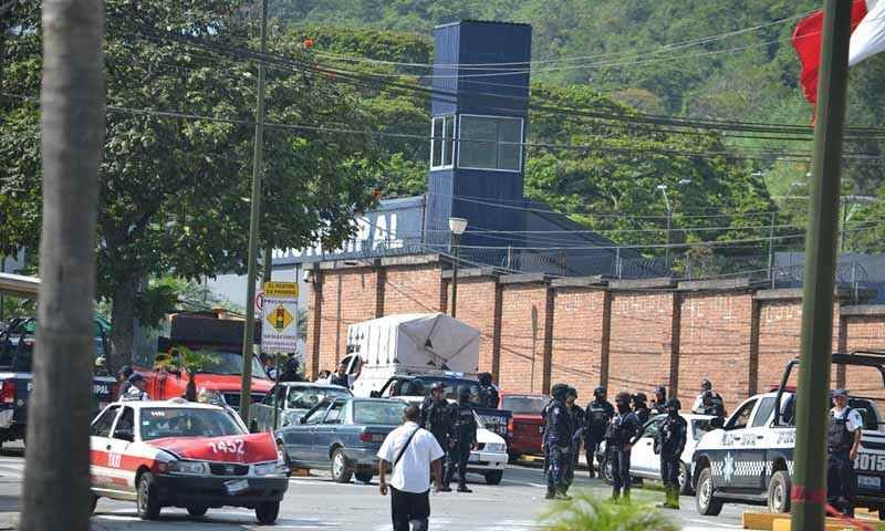 Trasladan a agresores de policías a Xalapa, bajo un impresionante dispositivo de seguridad