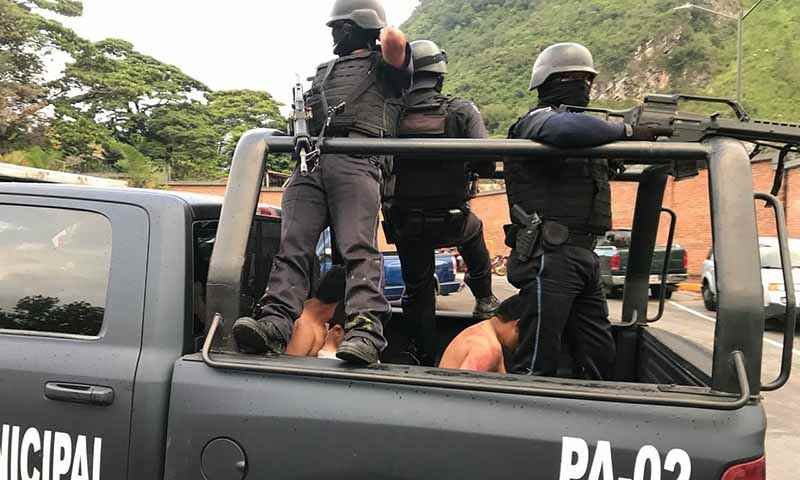Trasladan a agresores de policías a Xalapa, bajo un impresionante dispositivo de seguridad