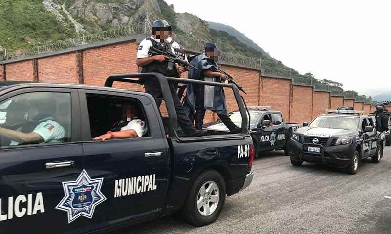 Trasladan a agresores de policías a Xalapa, bajo un impresionante dispositivo de seguridad