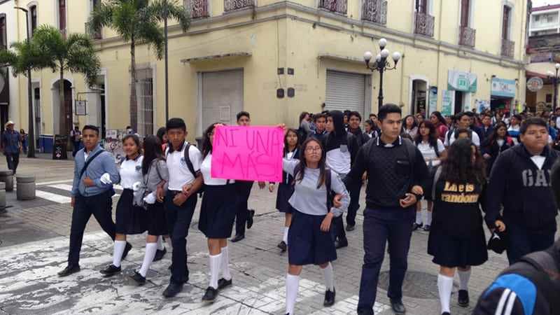 Marchan estudiantes exigiendo alto a crímenes