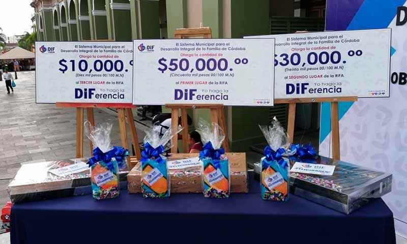 Entrega DIF premios a los ganadores de rifa con causa