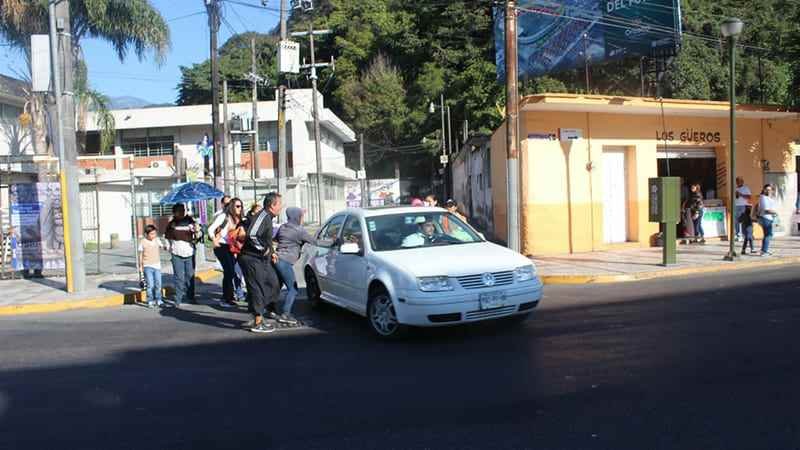 Arremete conductor contra manifestante y lo lesiona